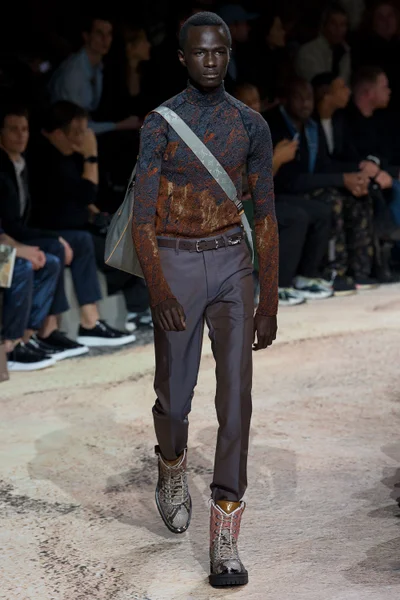 Look 16